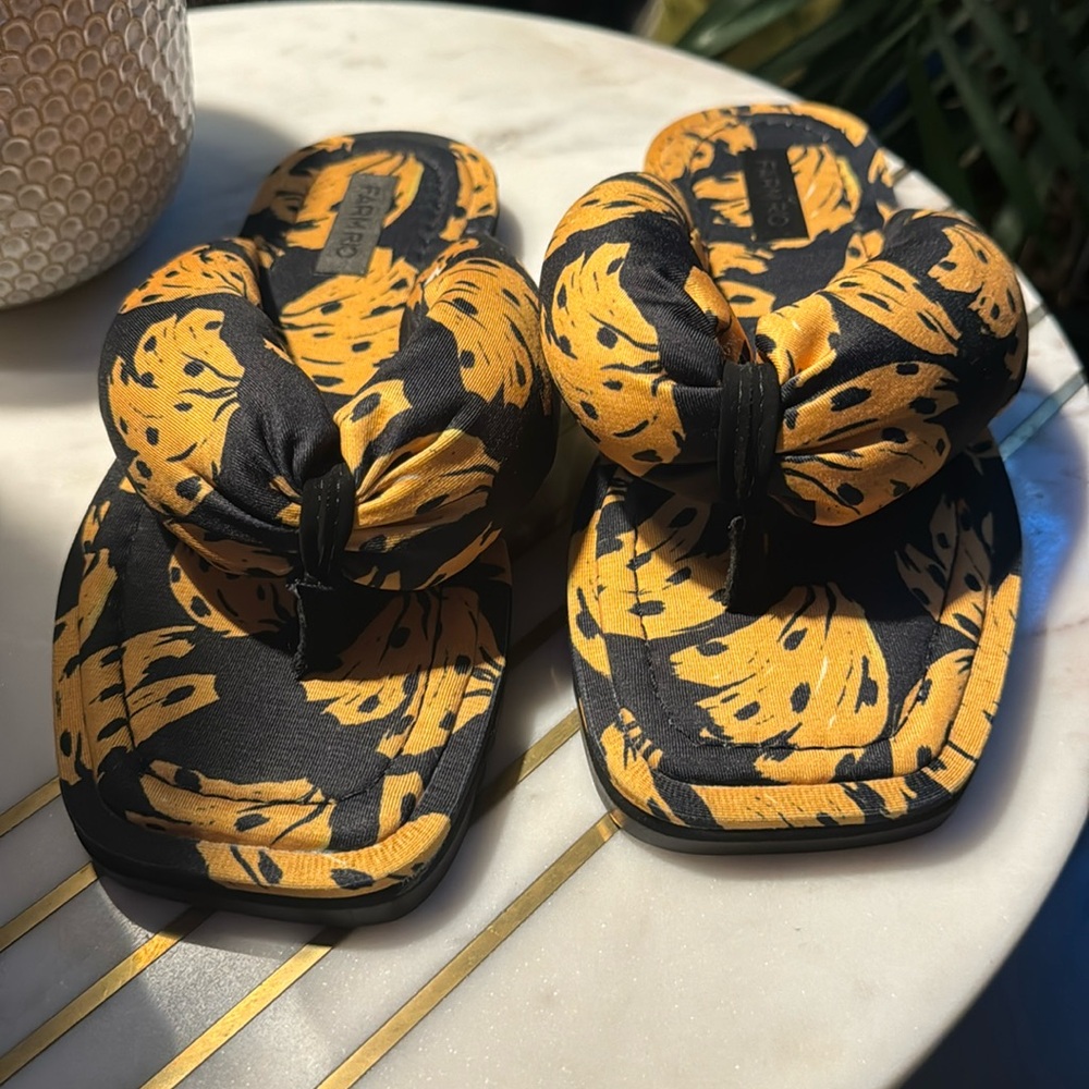 BRAND NEW! FARM RIO BANANICA PUFFY FLIP FLOPS - SIZE 8